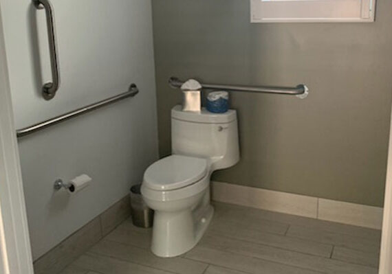 Picture of handicap bathroom at Blue Marlin